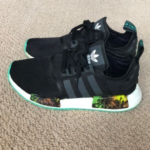 Boys’ adidas Originals NMD R1 US size 7
